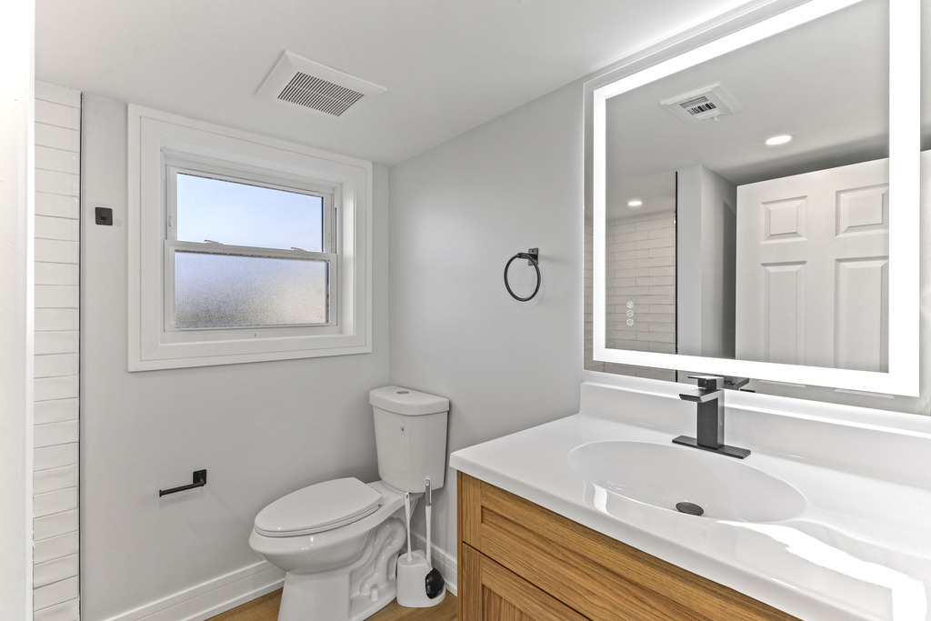 8409 Newland Avenue Burbank, IL 60459 - Photo 28 of 32 a bathroom with a sink toilet and mirror