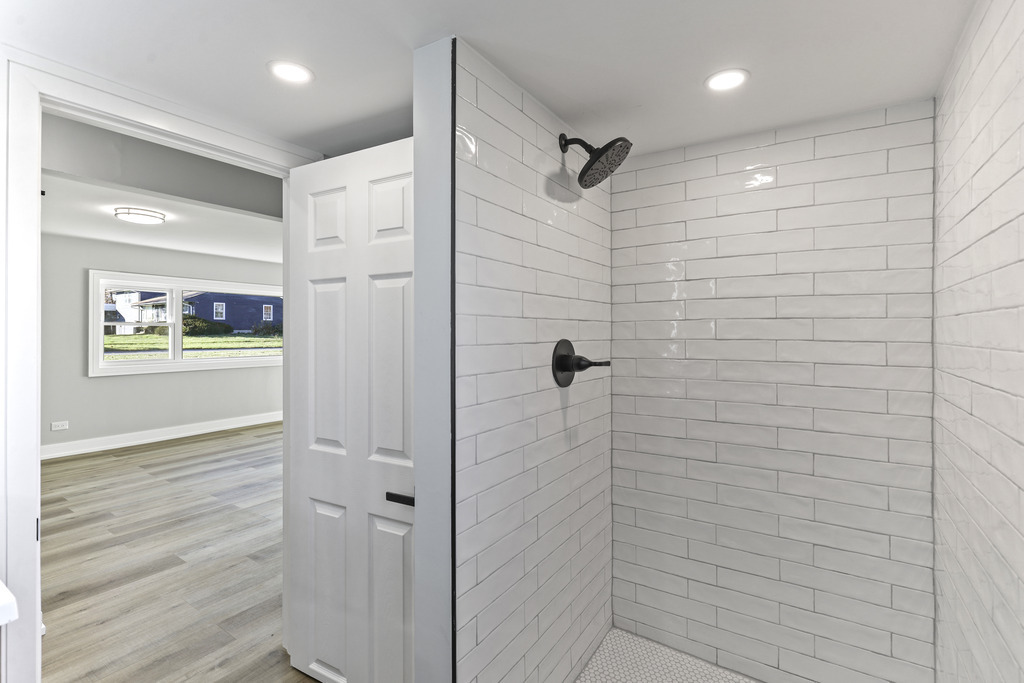 8409 Newland Avenue Burbank, IL 60459 - Photo 29 of 32 a bathroom with a shower