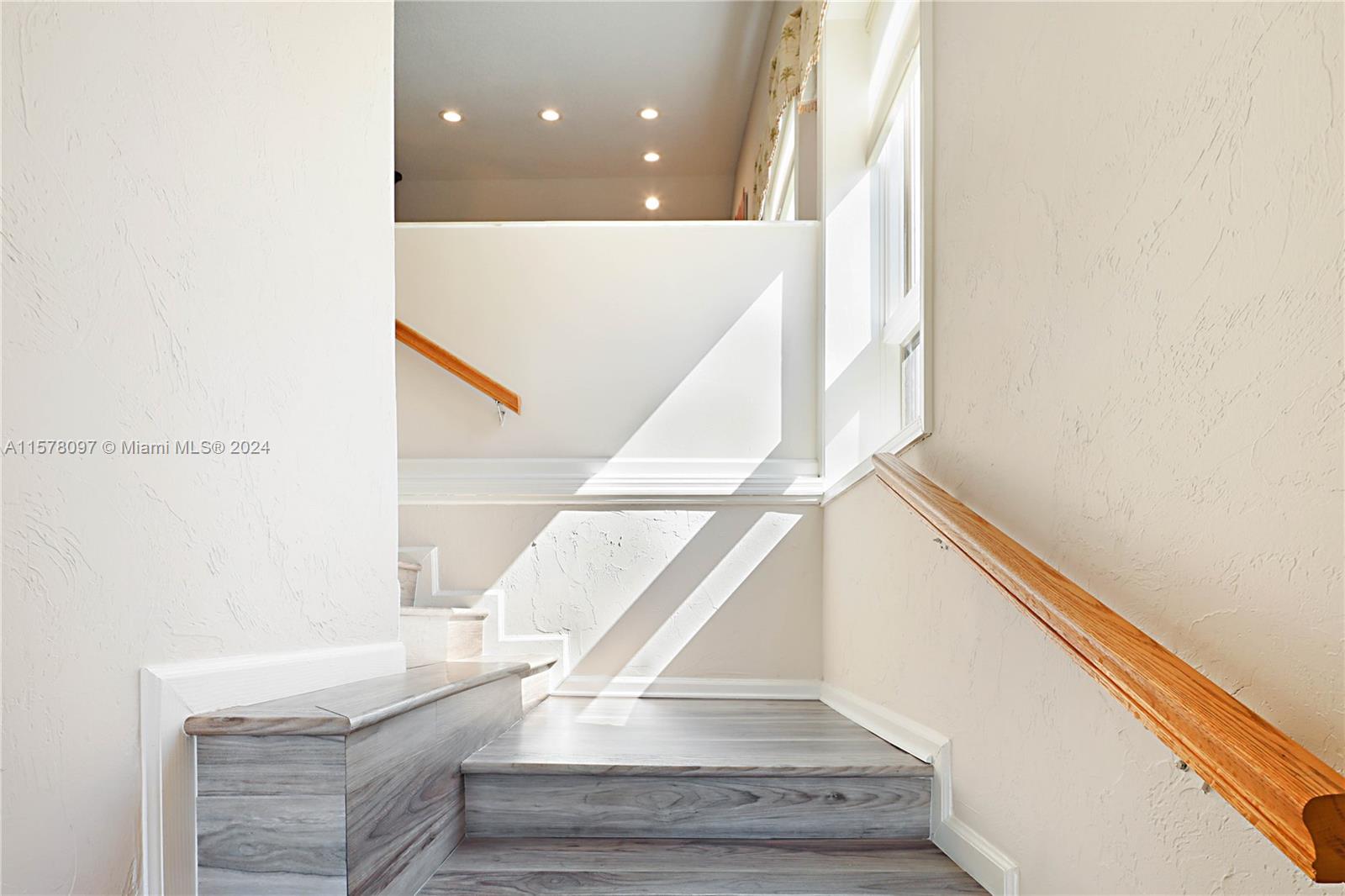 7864 Granada Place, Unit 504 Boca Raton, FL 33433 - Photo 7 of 65 a view of entryway