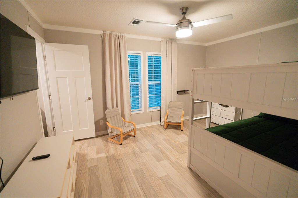 7670 Northeast 97th Court Bronson, FL 32621 - Photo 20 of 58 a living room with a couch and a flat tv screen