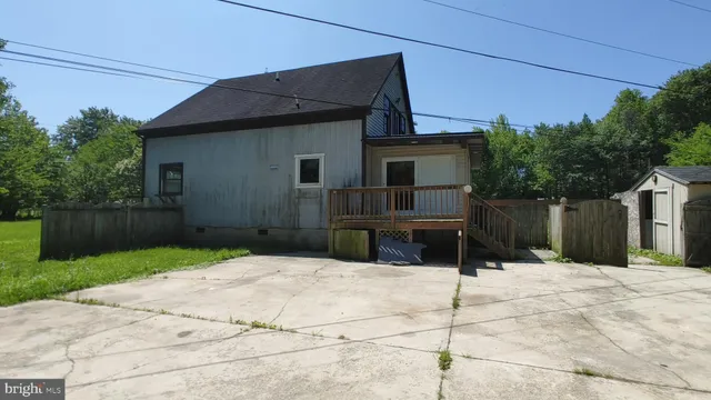 a house view with a outdoor space