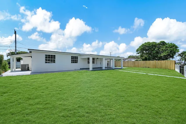 a view of a house with backyard