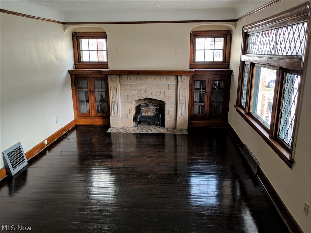 3360 Berea Road Cleveland, OH 44111 - Photo 2 of 13 Living room
