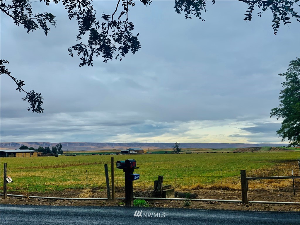 743 Locher Road Touchet, WA 99360 - Photo 1 of 33 a view of an ocean