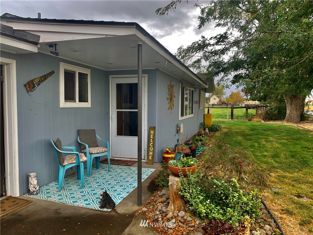 743 Locher Road Touchet, WA 99360 - Photo 2 of 33 a house with garden in front of it