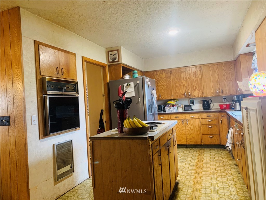 743 Locher Road Touchet, WA 99360 - Photo 11 of 33 a kitchen that has a lot of cabinets and refrigerator