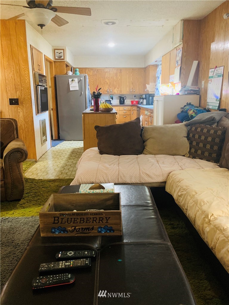 743 Locher Road Touchet, WA 99360 - Photo 12 of 33 a living room with furniture and a rug