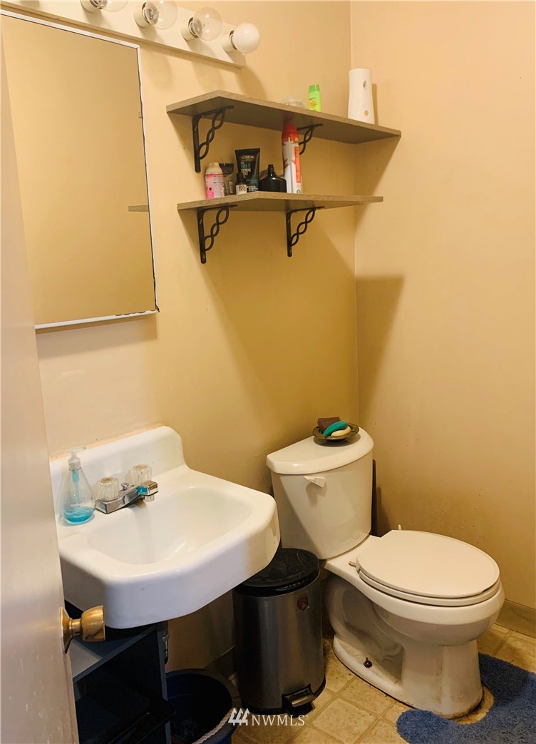 743 Locher Road Touchet, WA 99360 - Photo 14 of 33 a bathroom with a sink a toilet and mirror