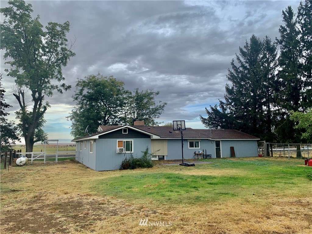 743 Locher Road Touchet, WA 99360 - Photo 17 of 33 a front view of house with a garden