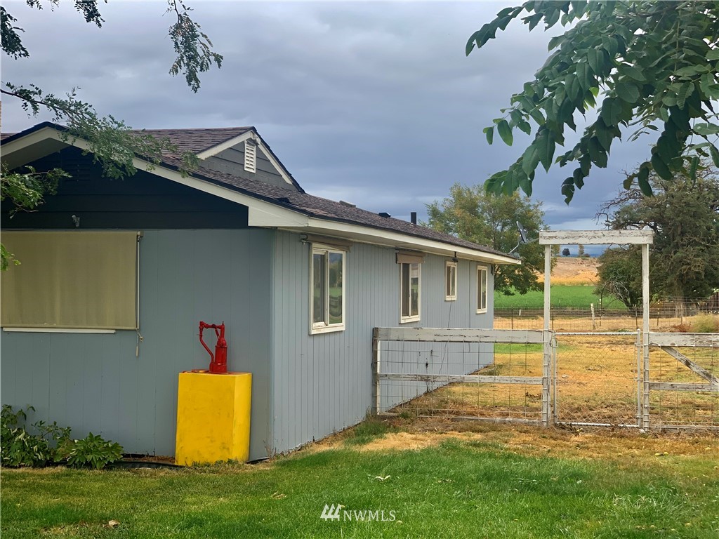 743 Locher Road Touchet, WA 99360 - Photo 19 of 33 a view of a backyard with a garden and plants