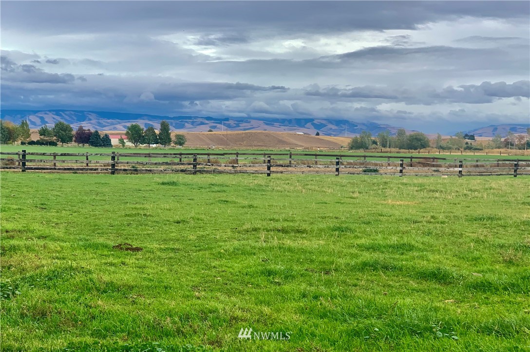 743 Locher Road Touchet, WA 99360 - Photo 26 of 33 a view of a golf course with an ocean