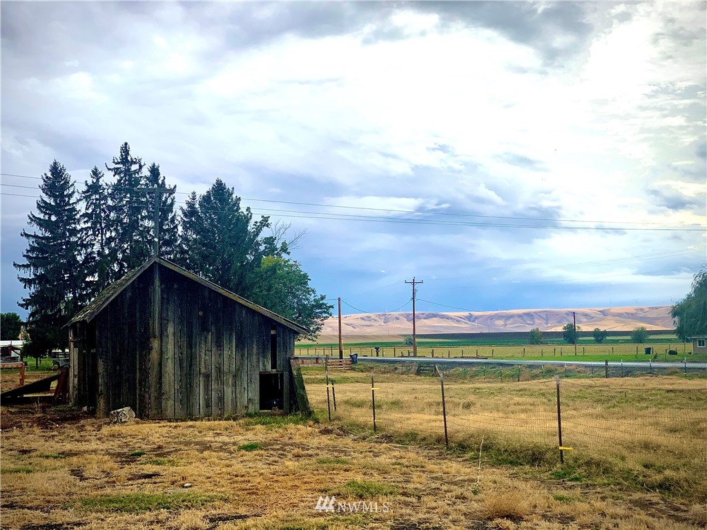 743 Locher Road Touchet, WA 99360 - Photo 28 of 33 a backyard of a house