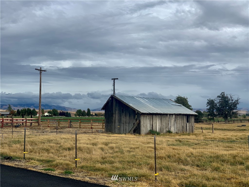 743 Locher Road Touchet, WA 99360 - Photo 29 of 33 a view of a house with a backyard