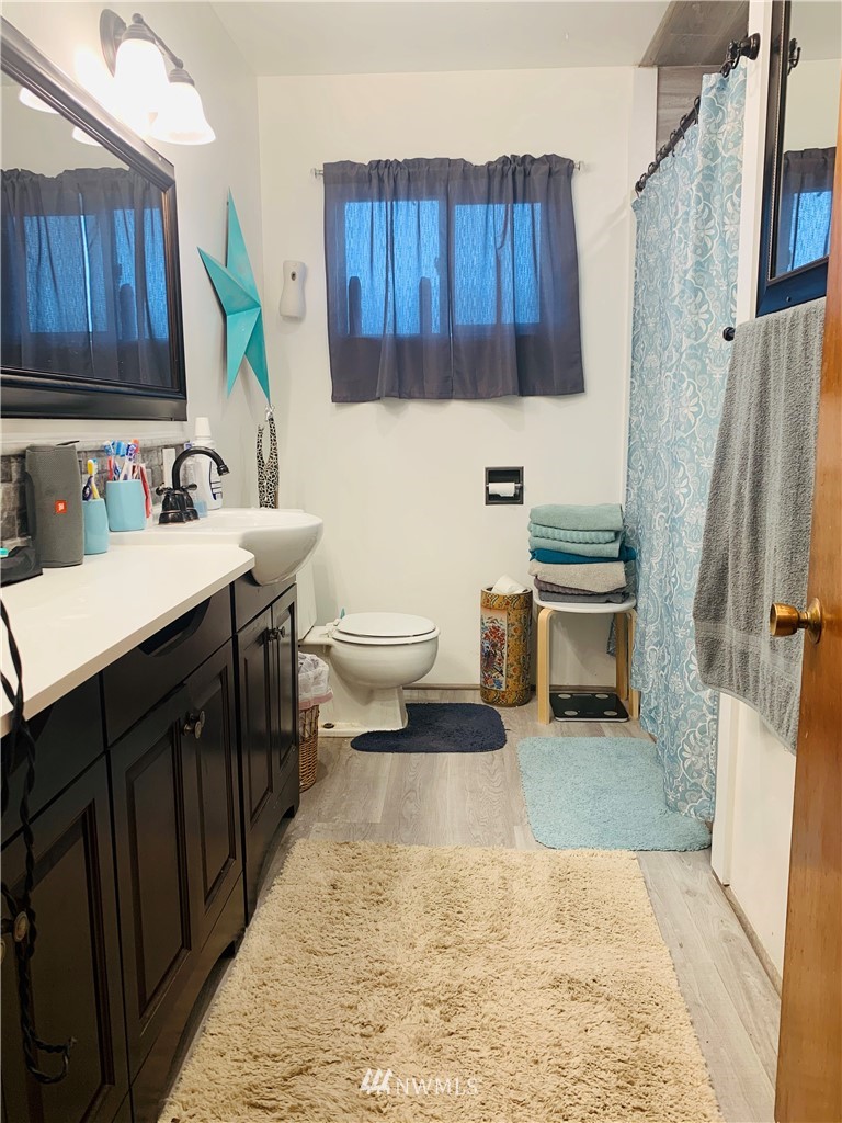 743 Locher Road Touchet, WA 99360 - Photo 8 of 33 a en suite bathroom with a sink a toilet and a tub