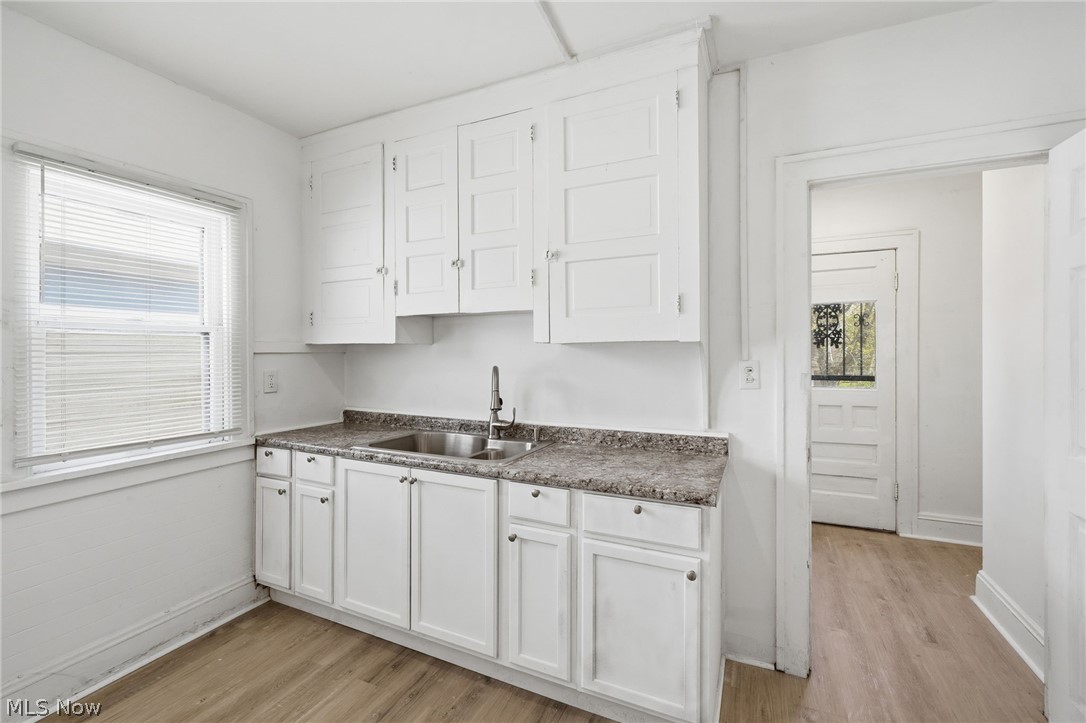 829 Helmsdale Road Cleveland, OH 44112 - Photo 17 of 26