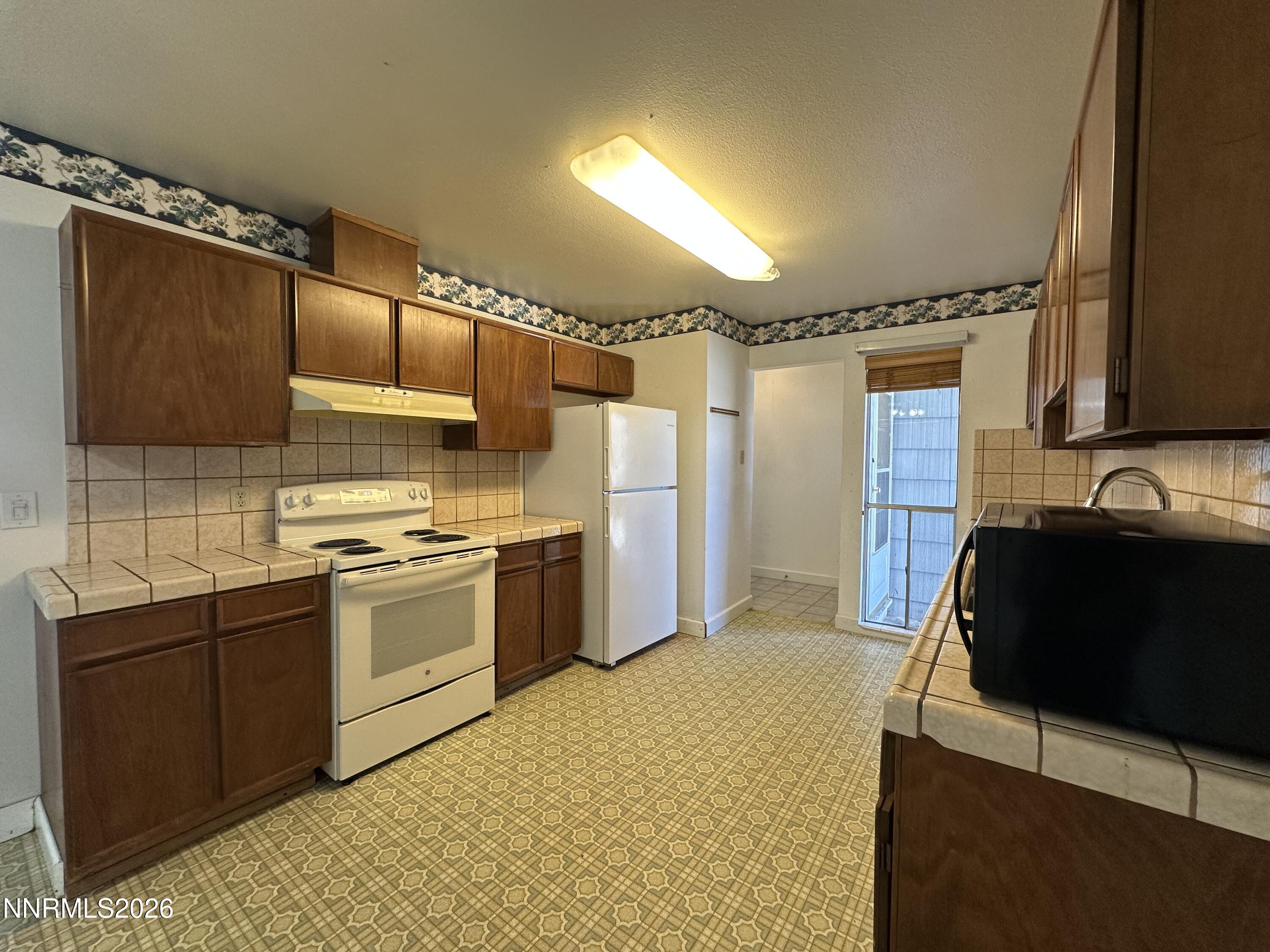 1365 Akard Drive Reno, NV 89503 - Photo 8 of 32 Kitchen