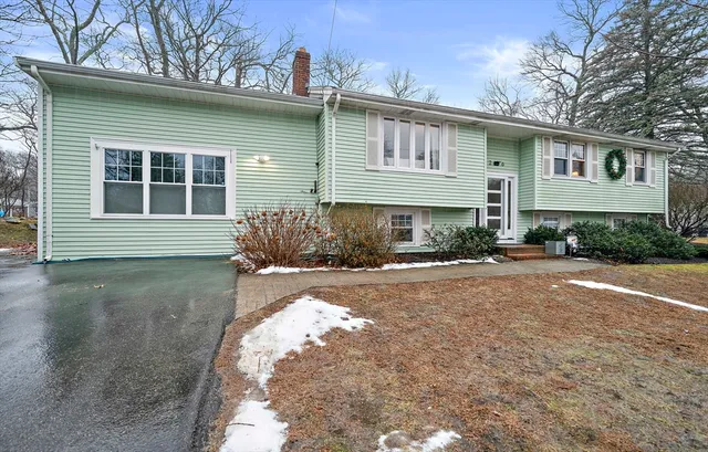 $899,900 | 26 Sun Valley Drive, Braintree, MA 02184