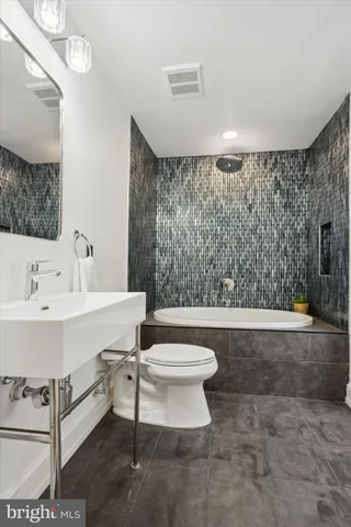 $985,000 | 1716 Spruce Street, Unit 1, Philadelphia, PA 19103