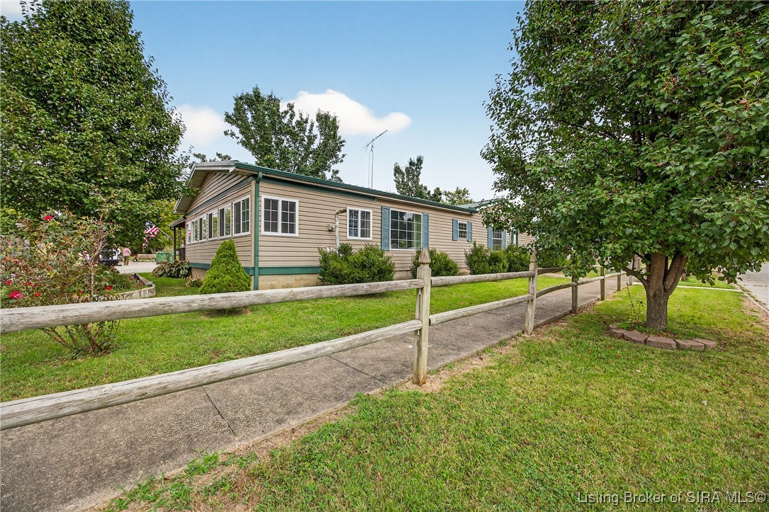 41 Southeast Mccammon Street Sullivan, IN 47882 - Photo 3 of 54