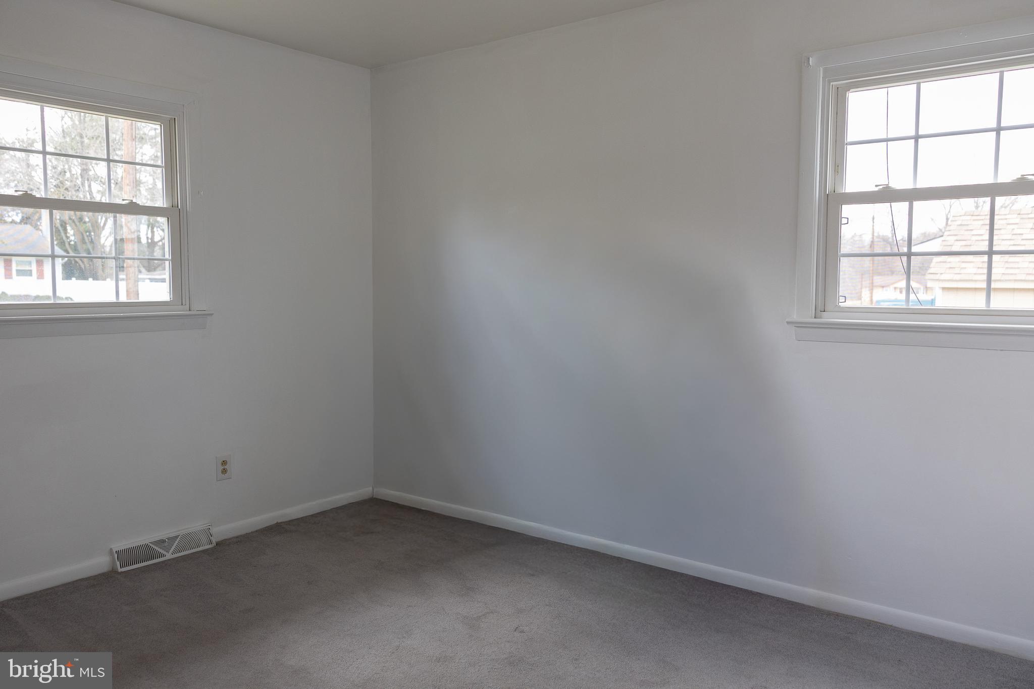 118 Grandview Drive Bridgeton, NJ 08302 - Photo 18 of 46 an empty room with a window