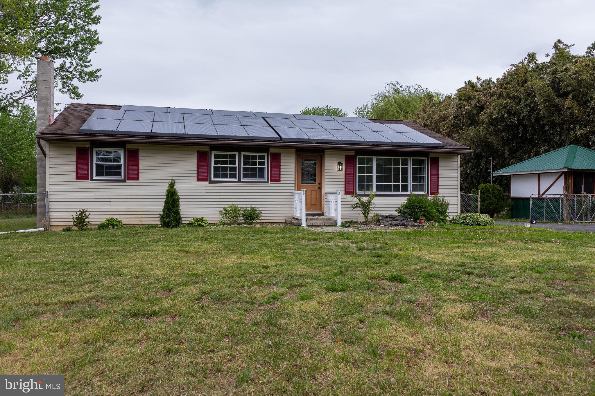 118 Grandview Drive Bridgeton, NJ 08302 - Photo 3 of 46 a front view of a house with a garden