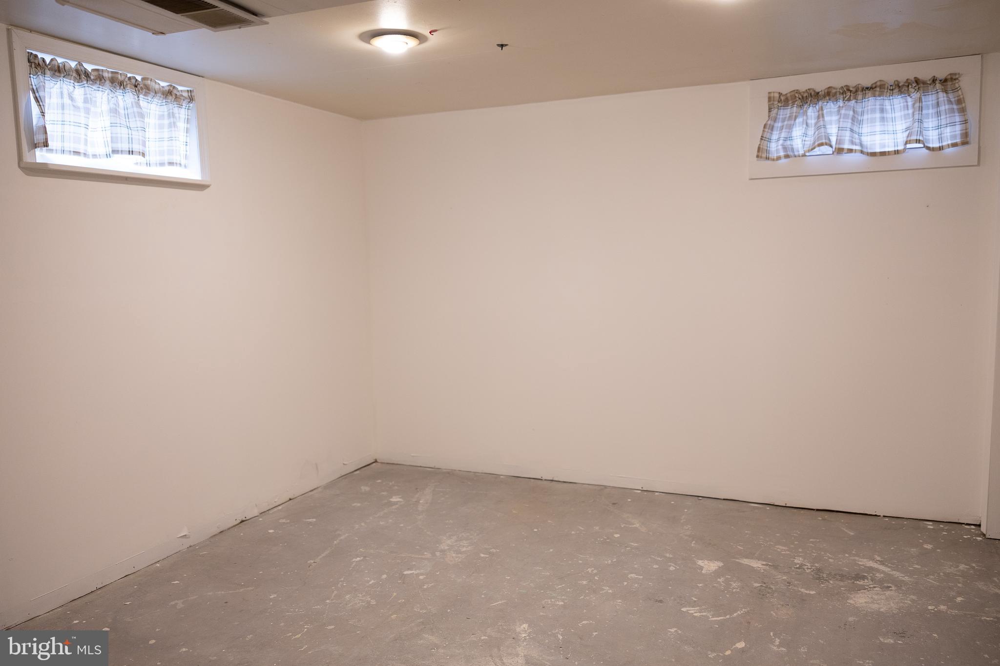 118 Grandview Drive Bridgeton, NJ 08302 - Photo 32 of 46 an empty room with windows