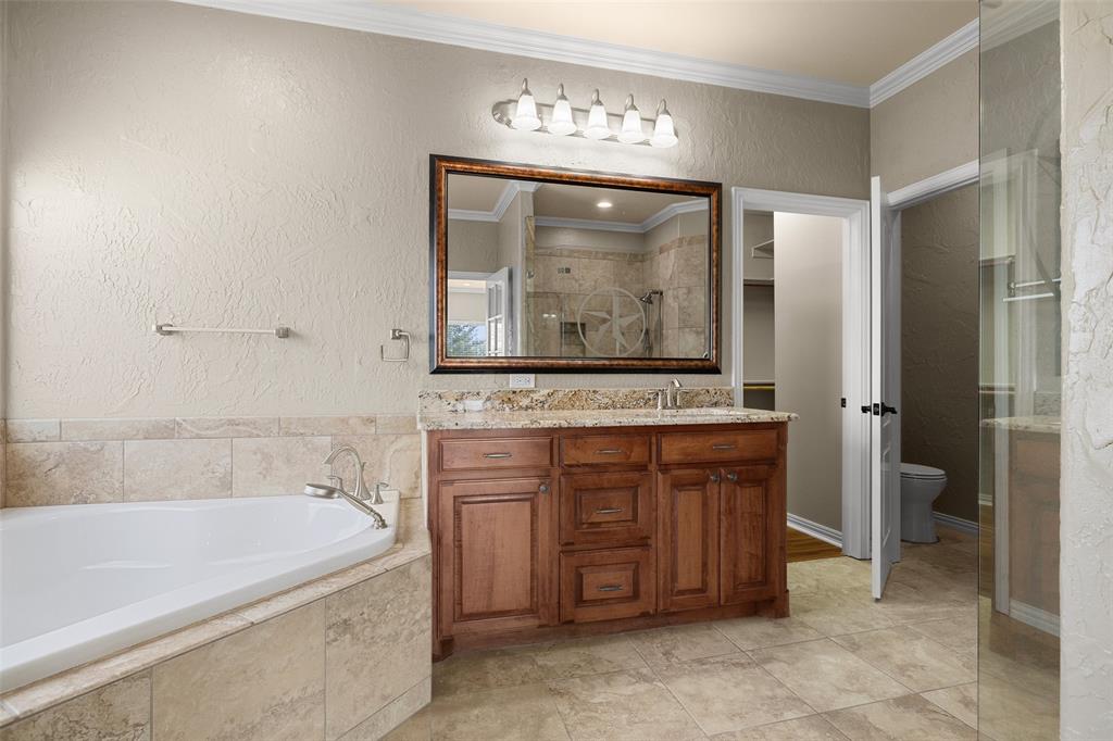 167 Duke Trail Weatherford, TX 76088 - Photo 19 of 40 a bathroom with a bathtub and a sink