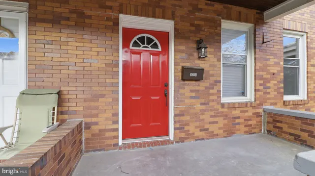a view of an entryway of the house