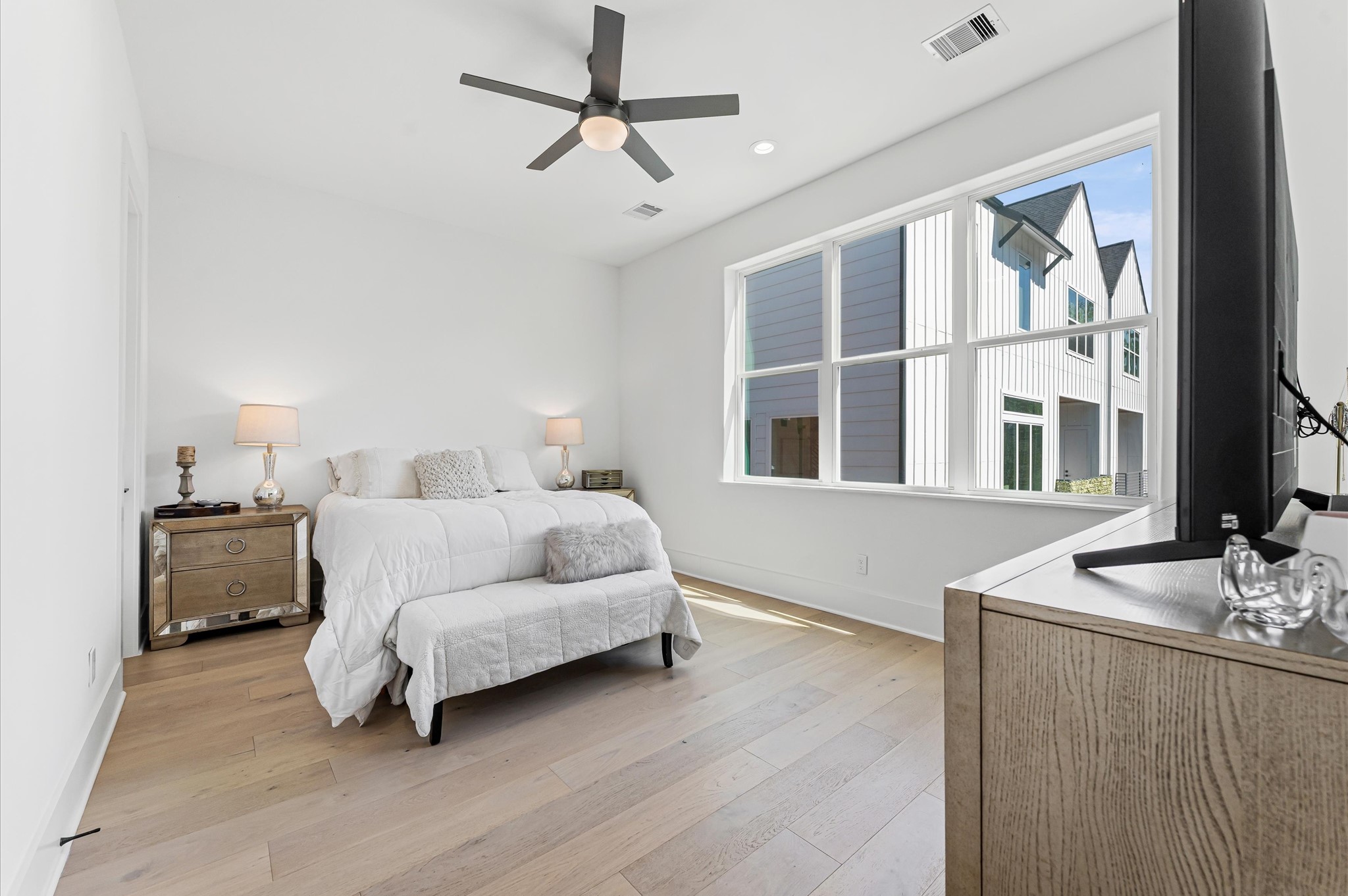 711 Lester Street Houston, TX 77007 - Photo 20 of 39 a living room with furniture and a large window