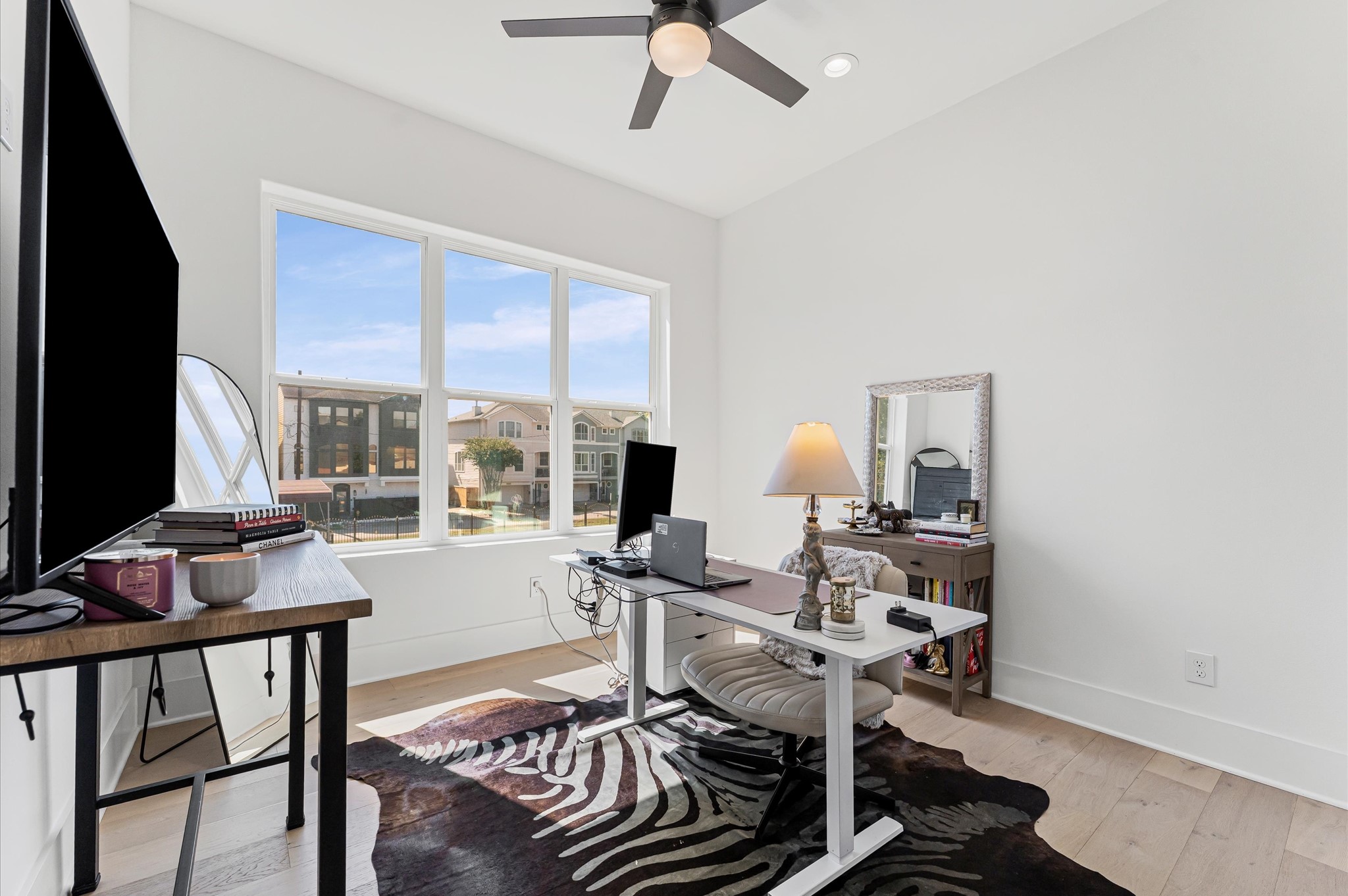 711 Lester Street Houston, TX 77007 - Photo 21 of 39 a living room with furniture and a window