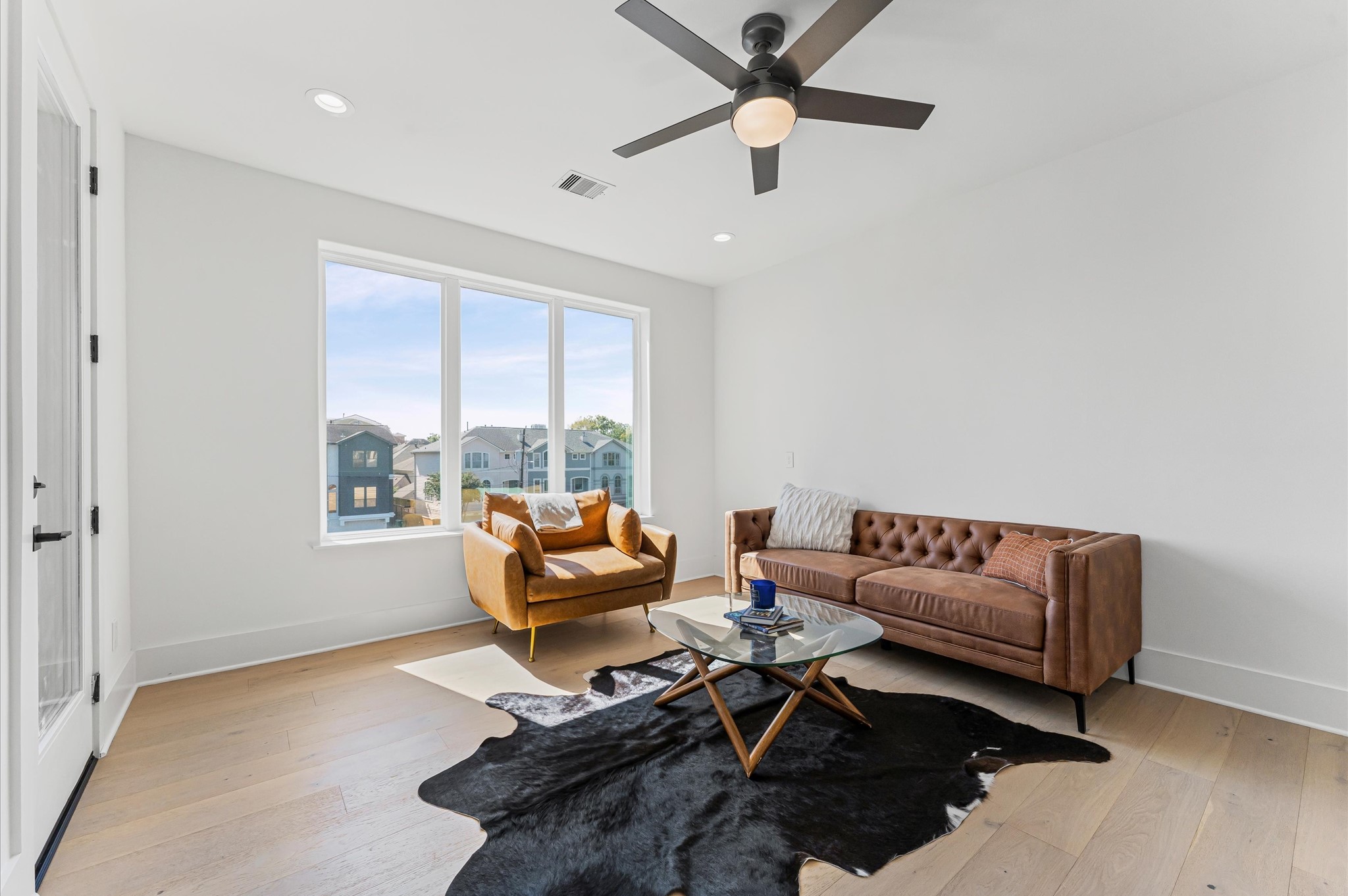 711 Lester Street Houston, TX 77007 - Photo 29 of 39 a living room with furniture and a window