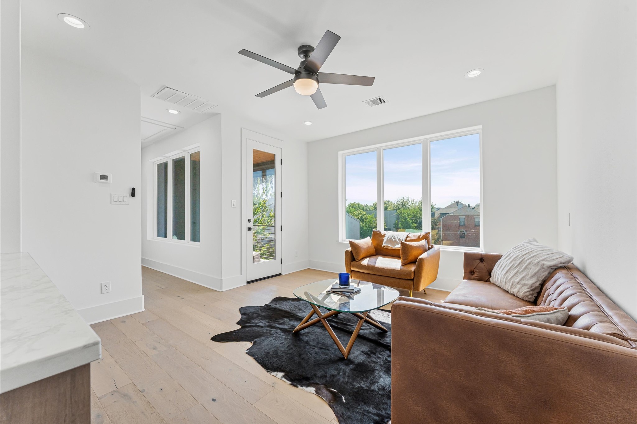 711 Lester Street Houston, TX 77007 - Photo 30 of 39 a living room with furniture and window