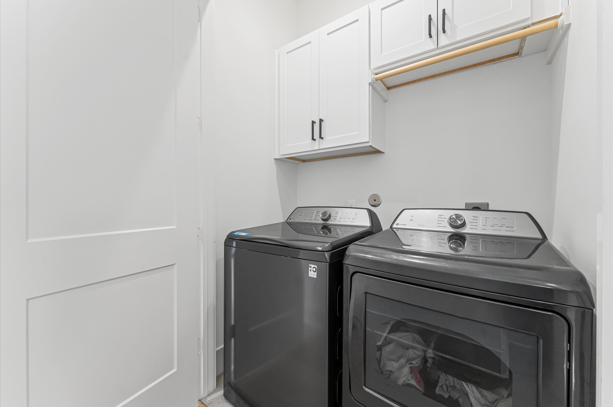 711 Lester Street Houston, TX 77007 - Photo 32 of 39 a utility room with dryer and washer