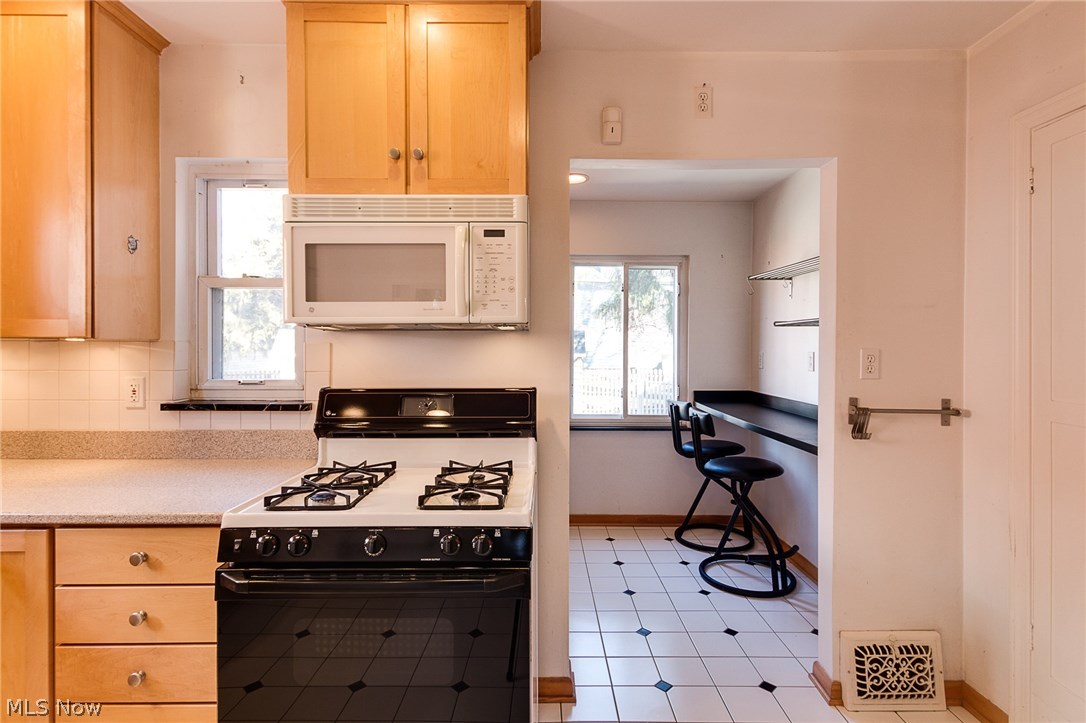 17839 Windward Road Cleveland, OH 44119 - Photo 11 of 35 What a great breakfast bar!
