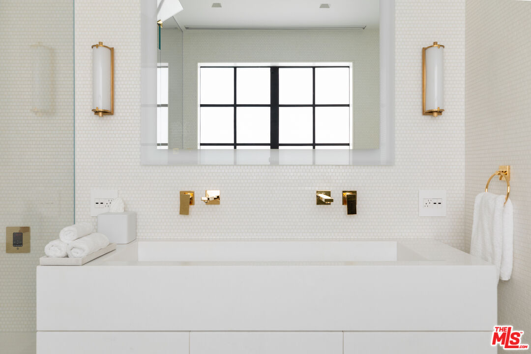 1346 Abbot Kinney Boulevard Venice, CA 90291 - Photo 11 of 18 a bathroom with a bathtub