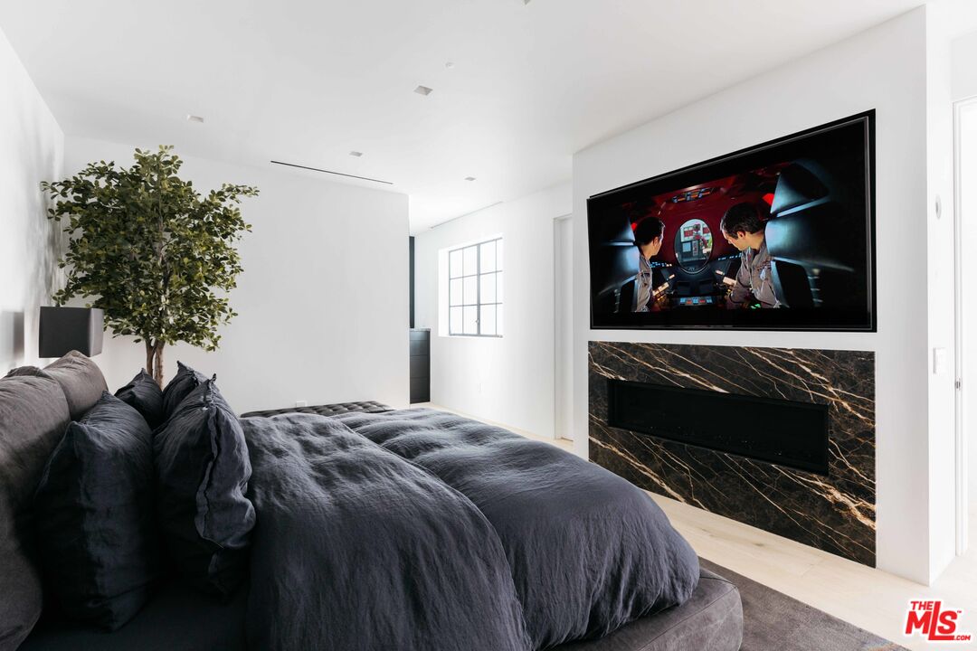 1346 Abbot Kinney Boulevard Venice, CA 90291 - Photo 13 of 18 a bedroom with a bed and a painting on the wall