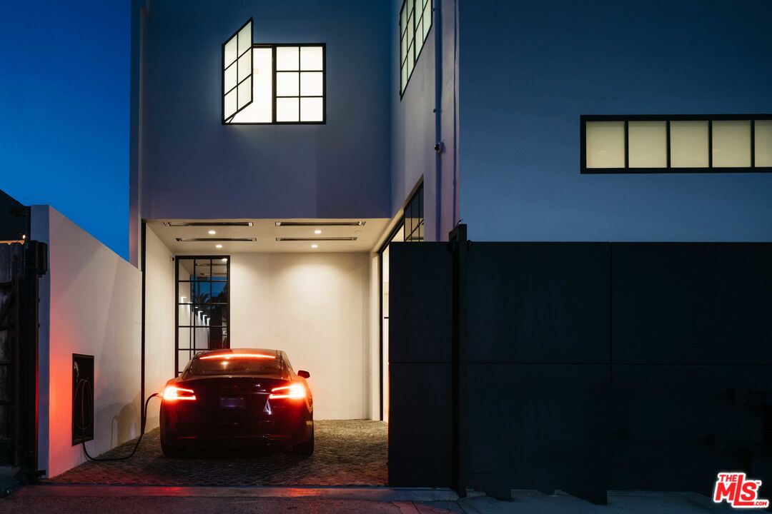 1346 Abbot Kinney Boulevard Venice, CA 90291 - Photo 18 of 18 a room with a car parked in it