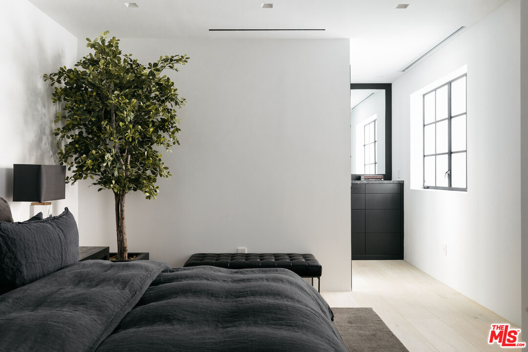 1346 Abbot Kinney Boulevard Venice, CA 90291 - Photo 8 of 18 a living room with furniture and a potted plant