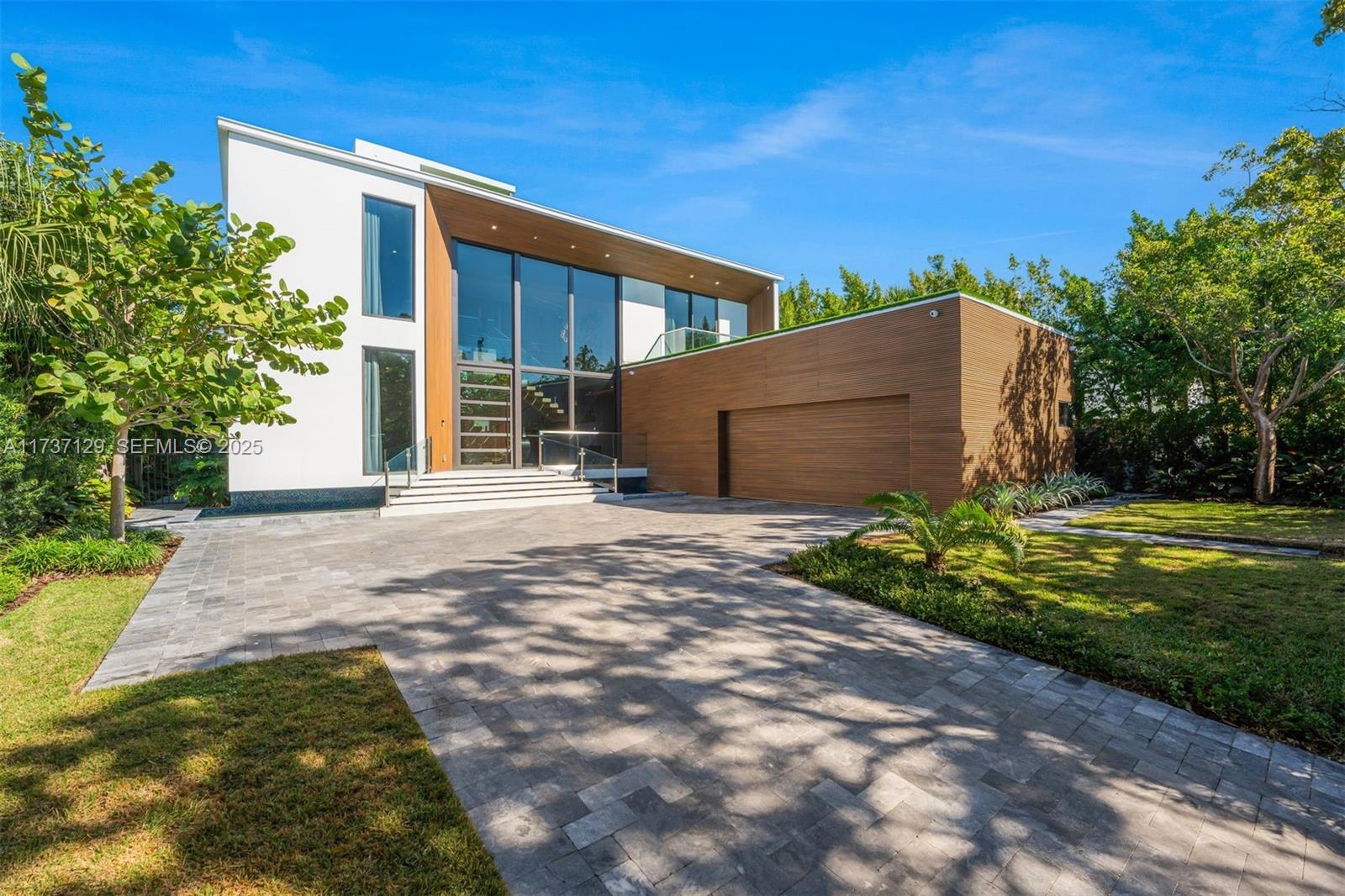 1785 Cleveland Road Miami Beach, FL 33141 - Photo 2 of 67 a backyard of a house