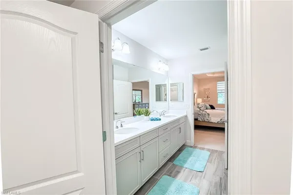 a en suite bathroom with a double vanity sink and mirror