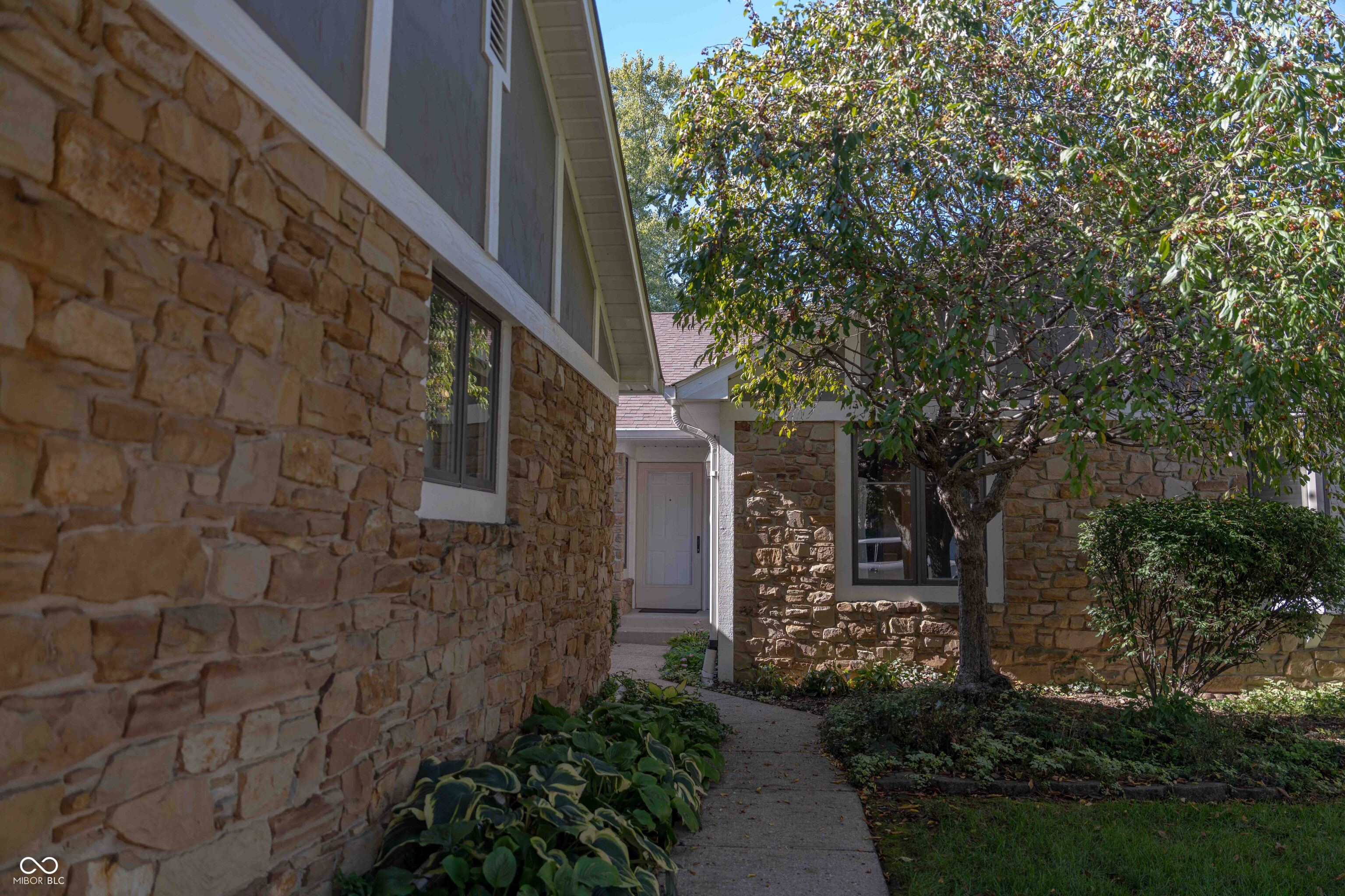 7432 Longleat Road Indianapolis, IN 46240 - Photo 3 of 28 Gallery Image 3