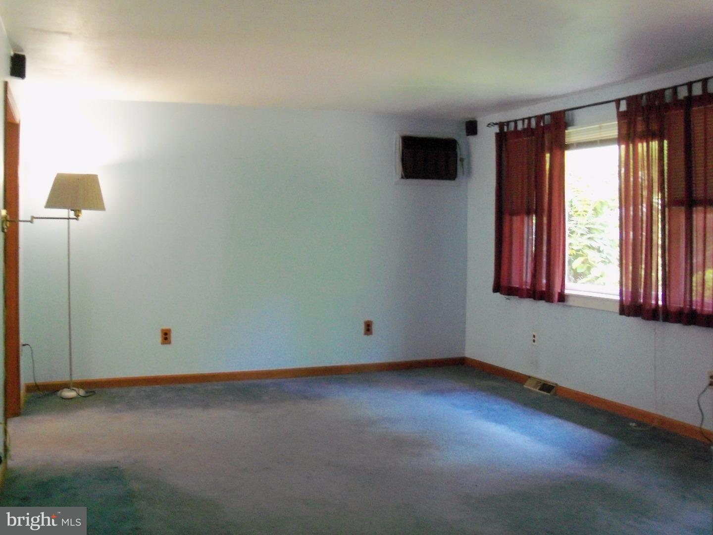 2372 Schaffer Road Pottstown, PA 19464 - Photo 4 of 17 Living Room