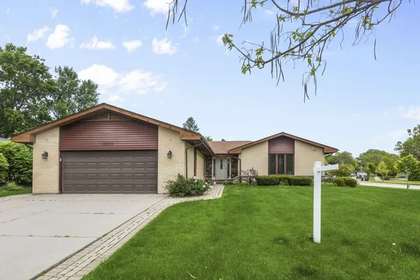 $3,800 | 2653 North Bradford Drive, Arlington Heights, IL 60004