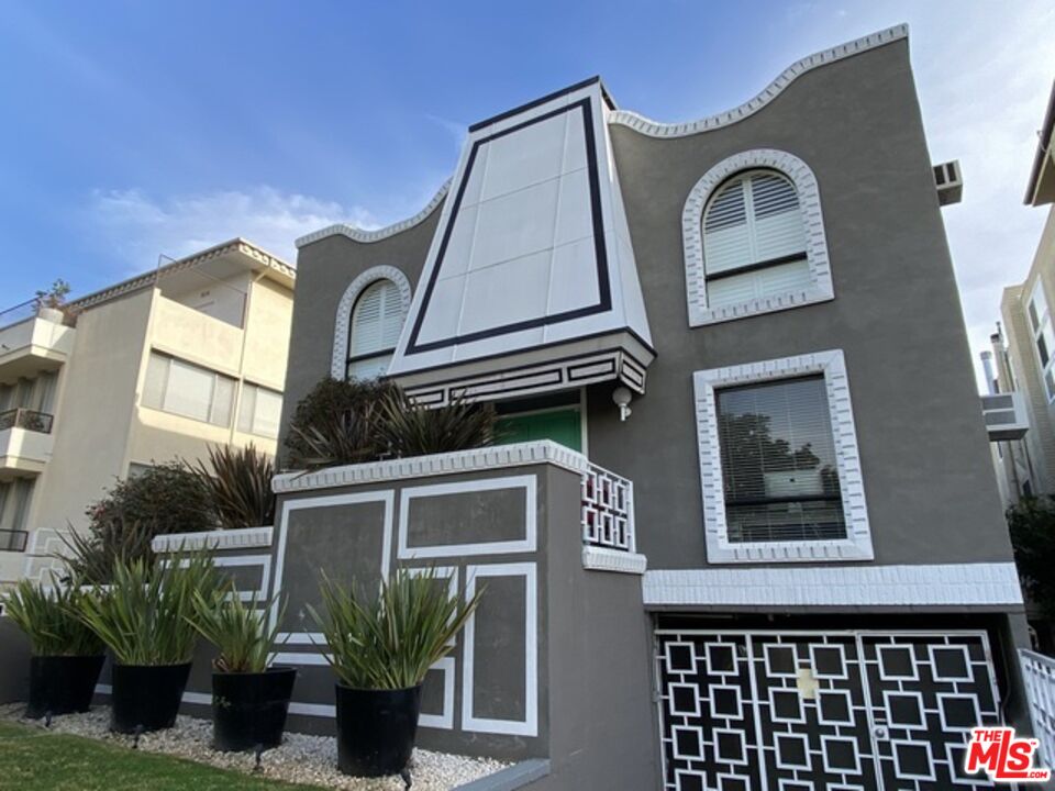 11906 Gorham Avenue, Unit 4 Los Angeles, CA 90049 - Photo 11 of 11 a front view of a house with plants