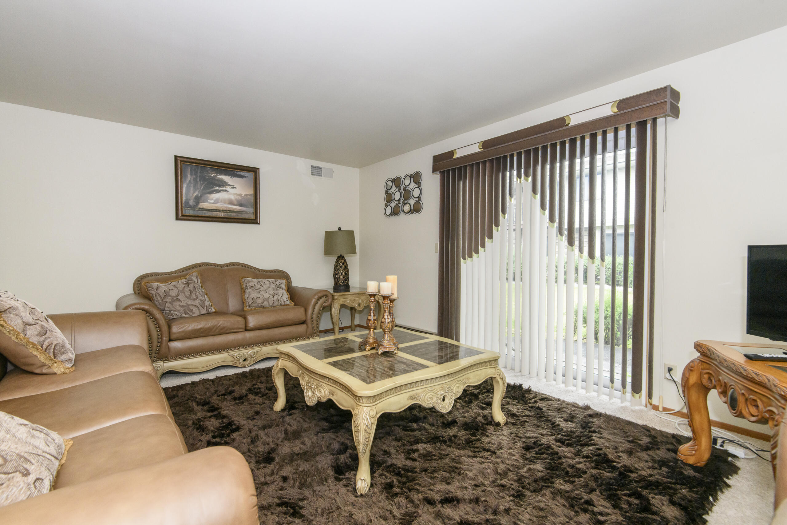 W177N9769 Riversbend Circle East Germantown, WI 53022 - Photo 6 of 34 Living