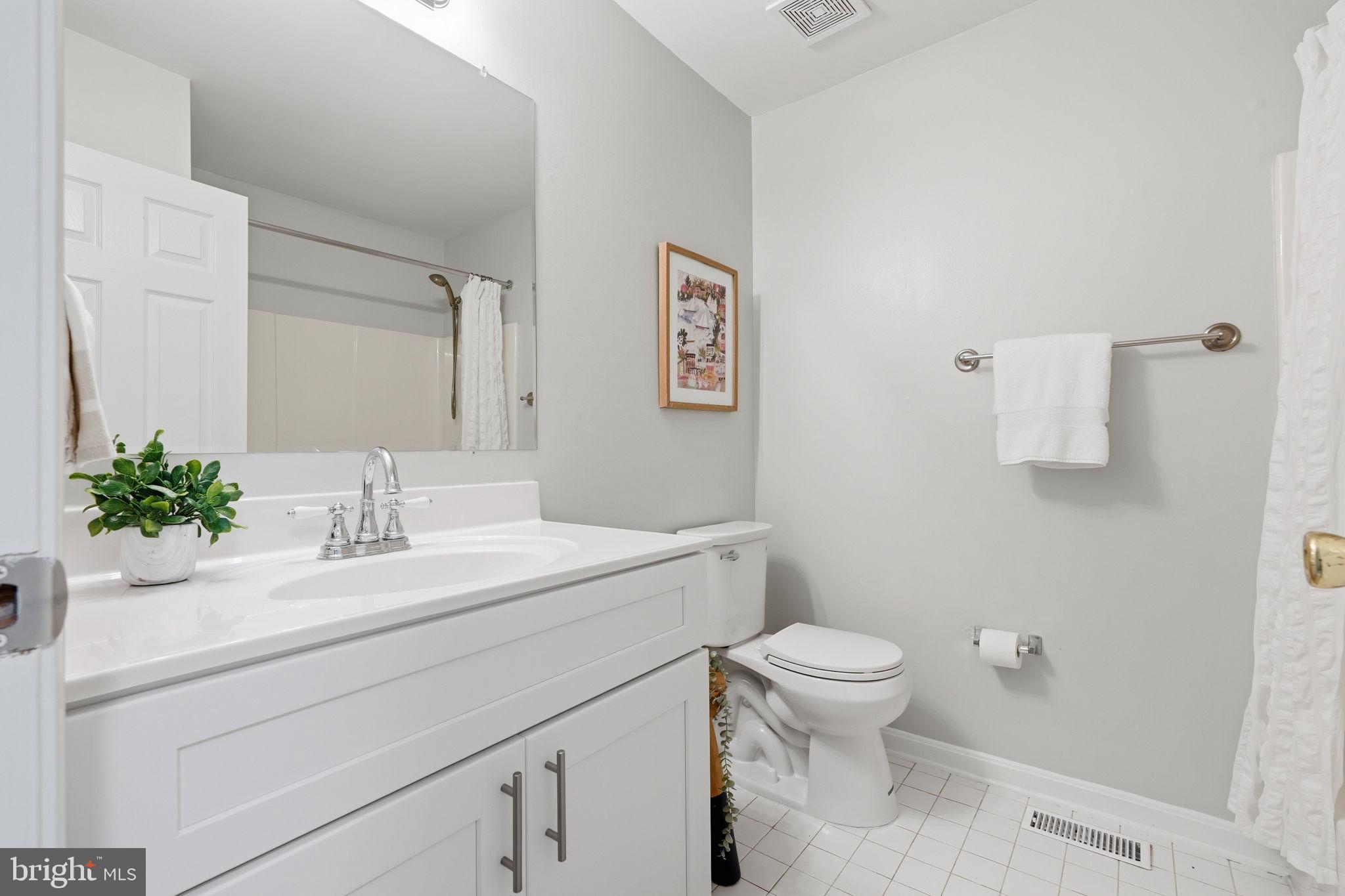 1007 Tasker Lane Arnold, MD 21012 - Photo 19 of 39 Shared hallway full bath w/ updated large vanity