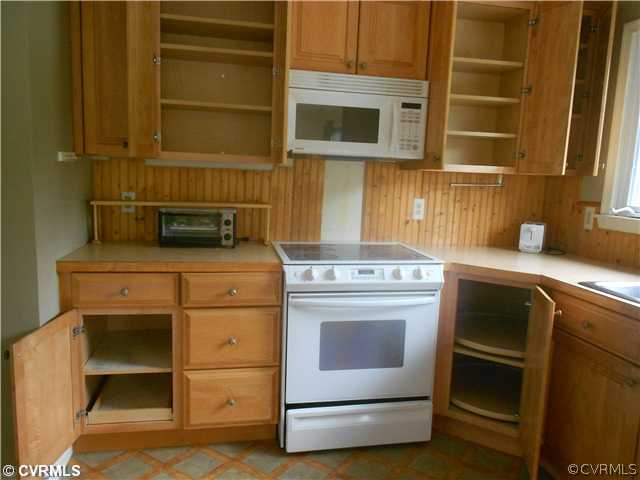 4819 Mt Sinai Road Prince George, VA 23875 - Photo 2 of 13 Kitchen - Kitchen features stove microwave and dis