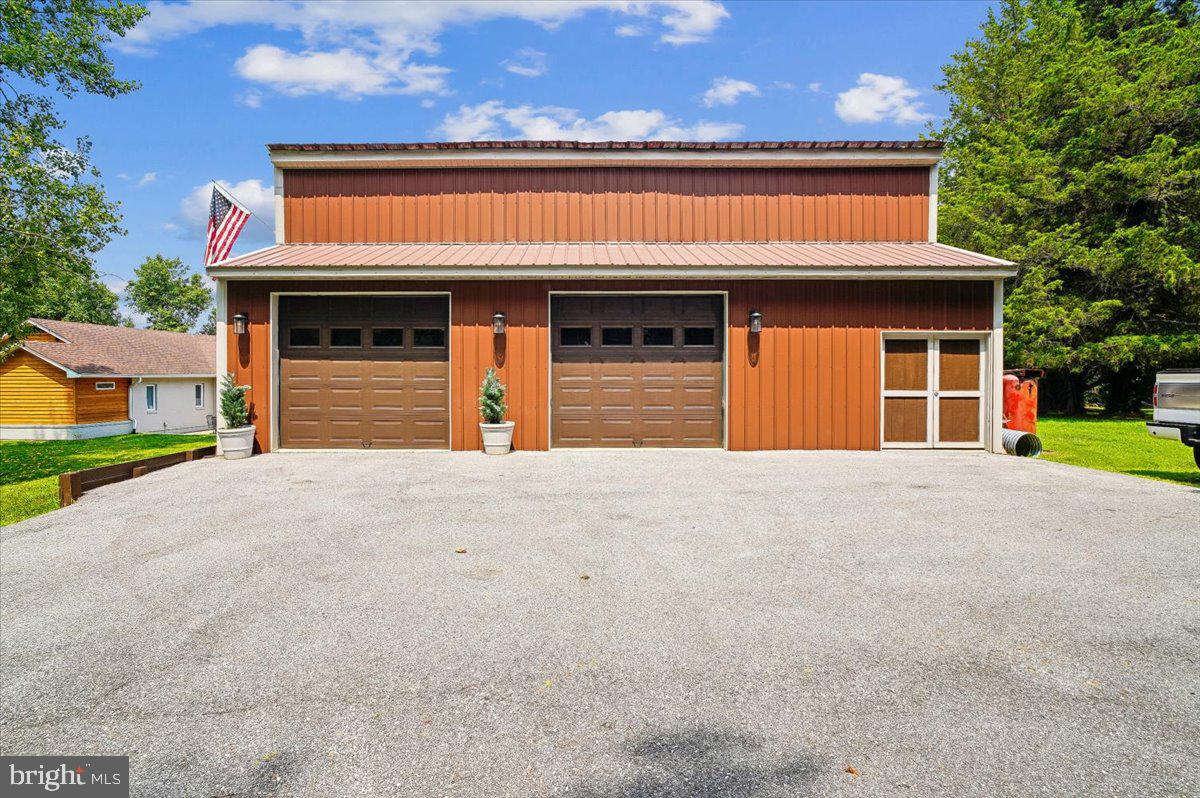 Detached 3 Car Garage with Lift