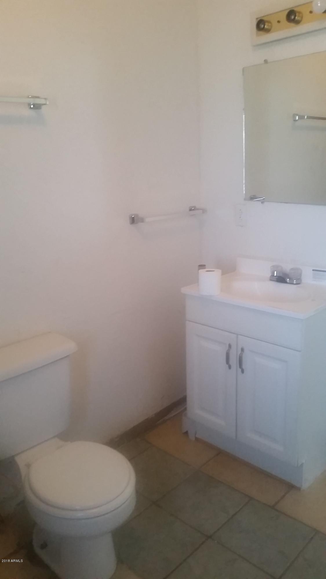 1165 East 10th Street Douglas, AZ 85607 - Photo 26 of 54 Apt 5 Bathroom