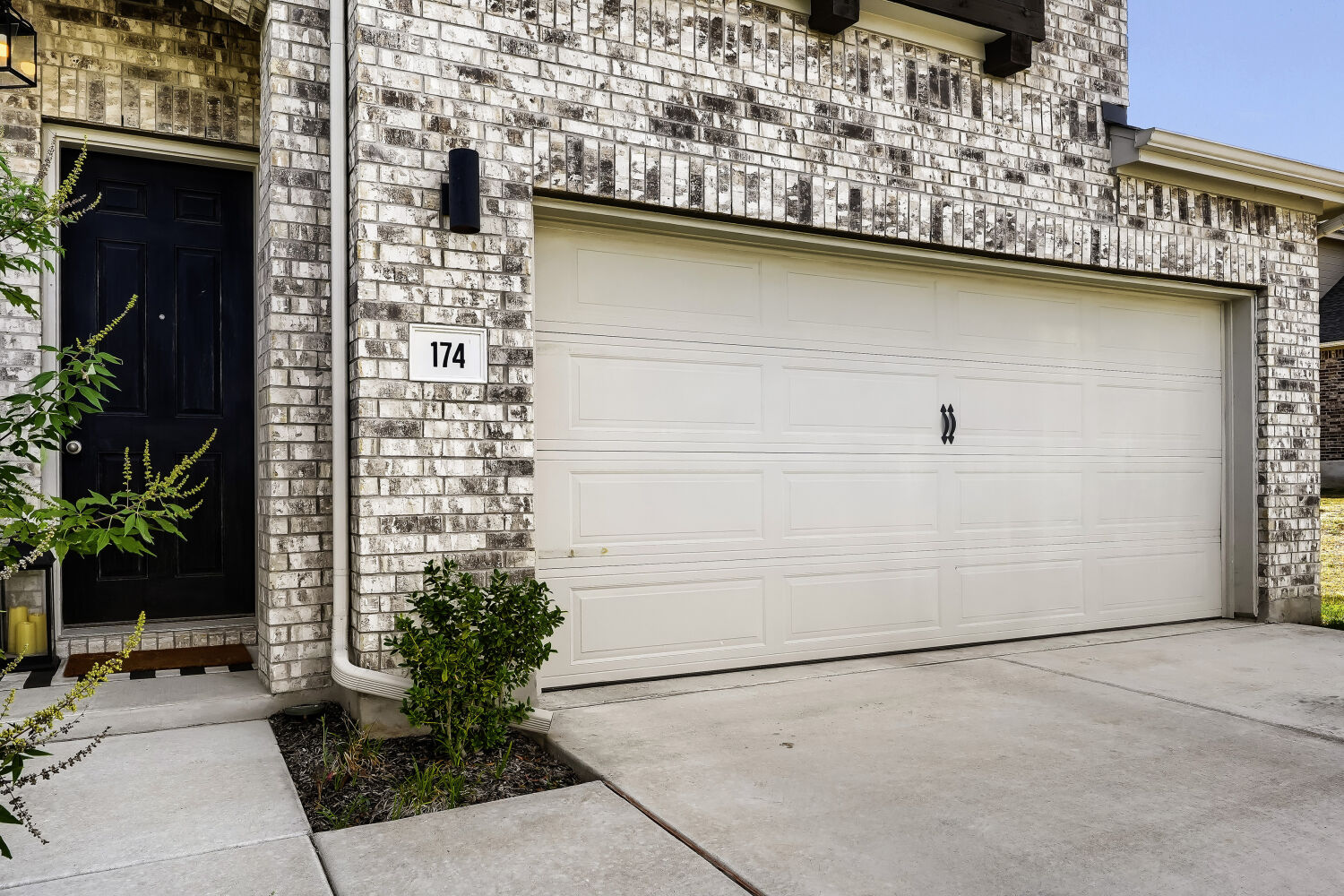 174 Shackleton Drive Kyle, TX 78640 - Photo 2 of 27 Gallery Image 2